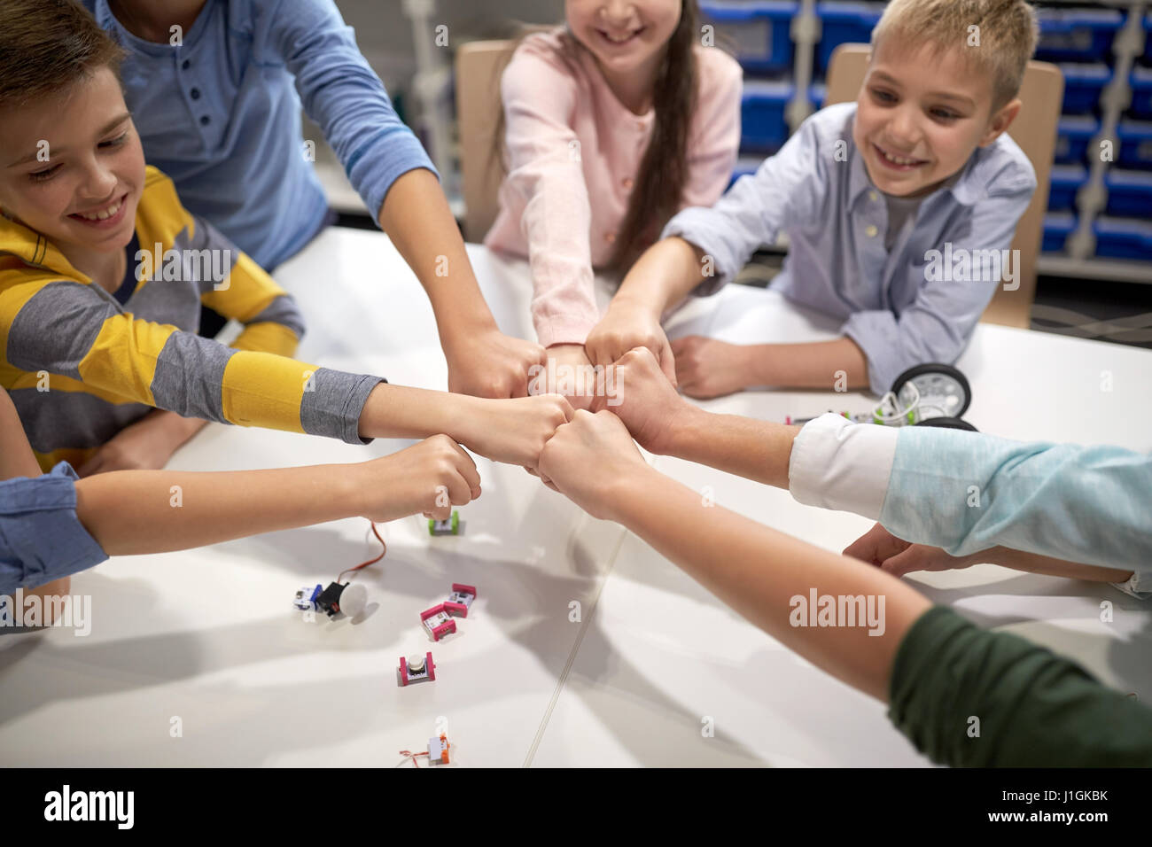 Gluckliche Kinder Machen Faust Stossen In Der Robotik Schule Stockfotografie Alamy