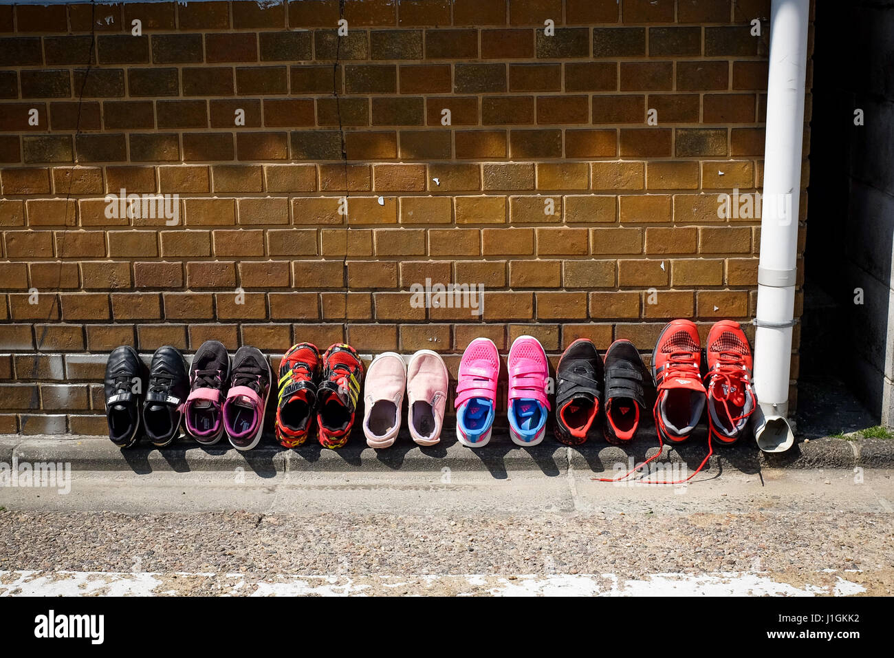 Schuhe vor einem Haus in Jaapn aufgereiht. Stockfoto