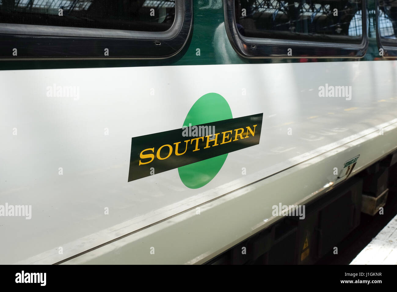 Das Logo des südlichen Schiene gezeigt auf einen Zug in Brighton, England. Stockfoto