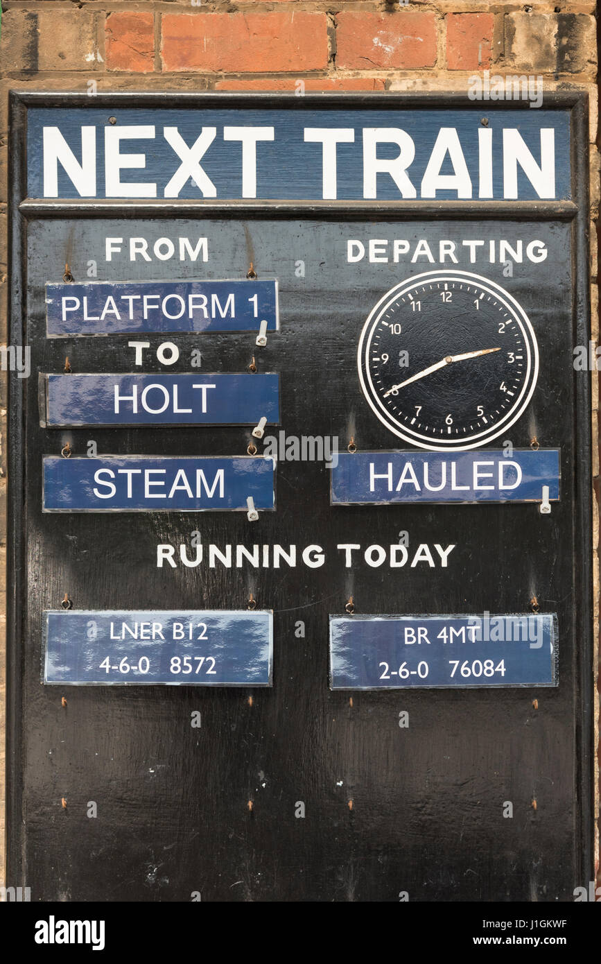 Ein Schild auf dem Bahnsteig Poppy Linie Dampf in Sheringham Norfolk zeigt an- und Abfahrtszeiten und der Fahrplan Stockfoto