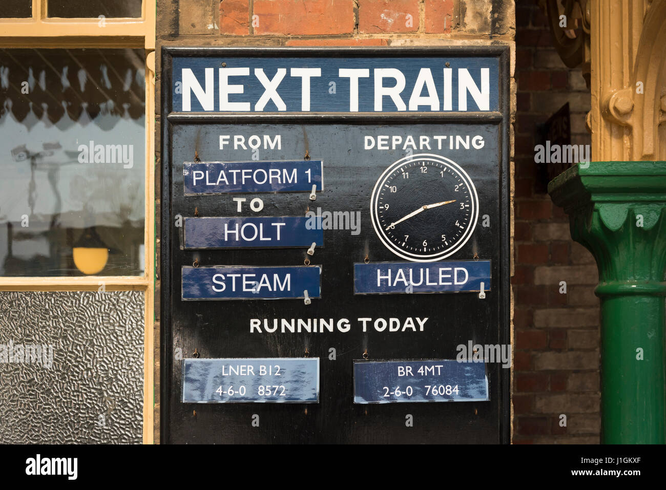Ein Schild auf dem Bahnsteig Poppy Linie Dampf in Sheringham Norfolk zeigt an- und Abfahrtszeiten und der Fahrplan Stockfoto