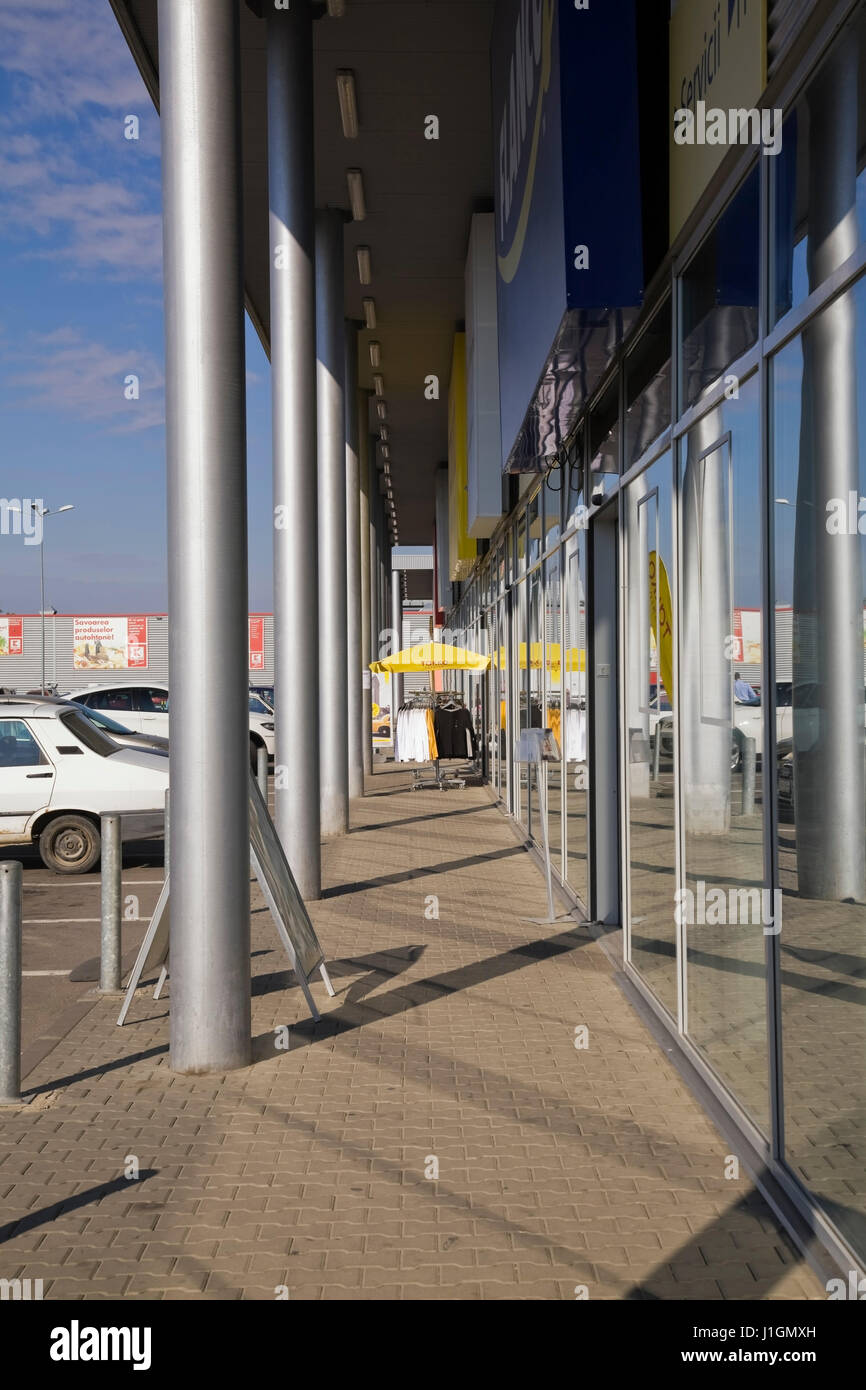 Strip-Shopping-Mall in der Stadt Giurgiu, Rumänien, Osteuropa Stockfoto