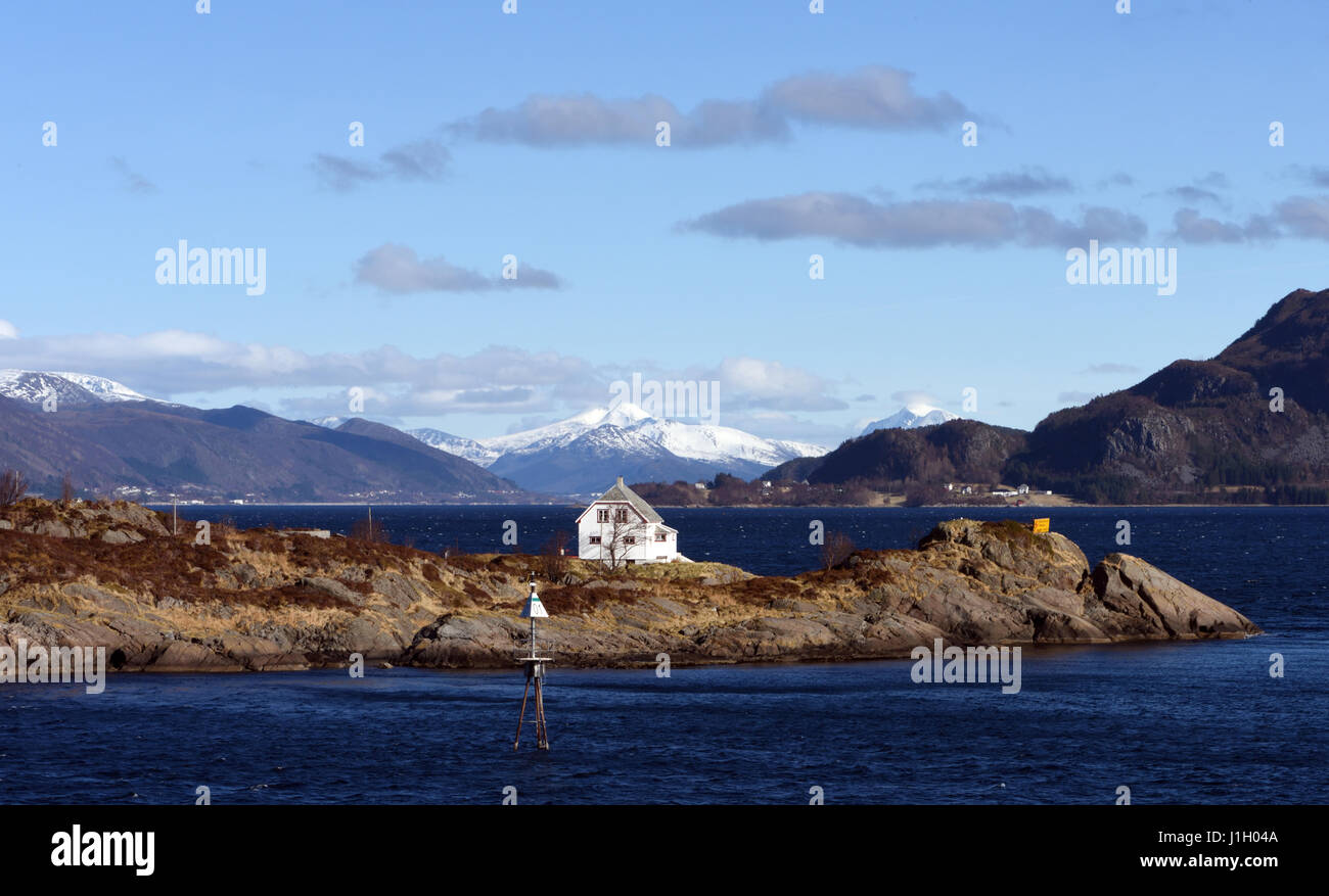 Ein am Wasser Haus auf einer Insel außerhalb Alesund. Ålesund, Møre Og Romsdal, Norwegen. Stockfoto
