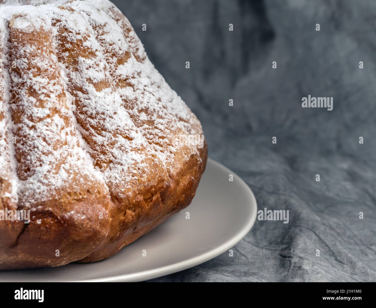 Traditionelle Osterkuchen über grauen Hintergrund Stockfoto