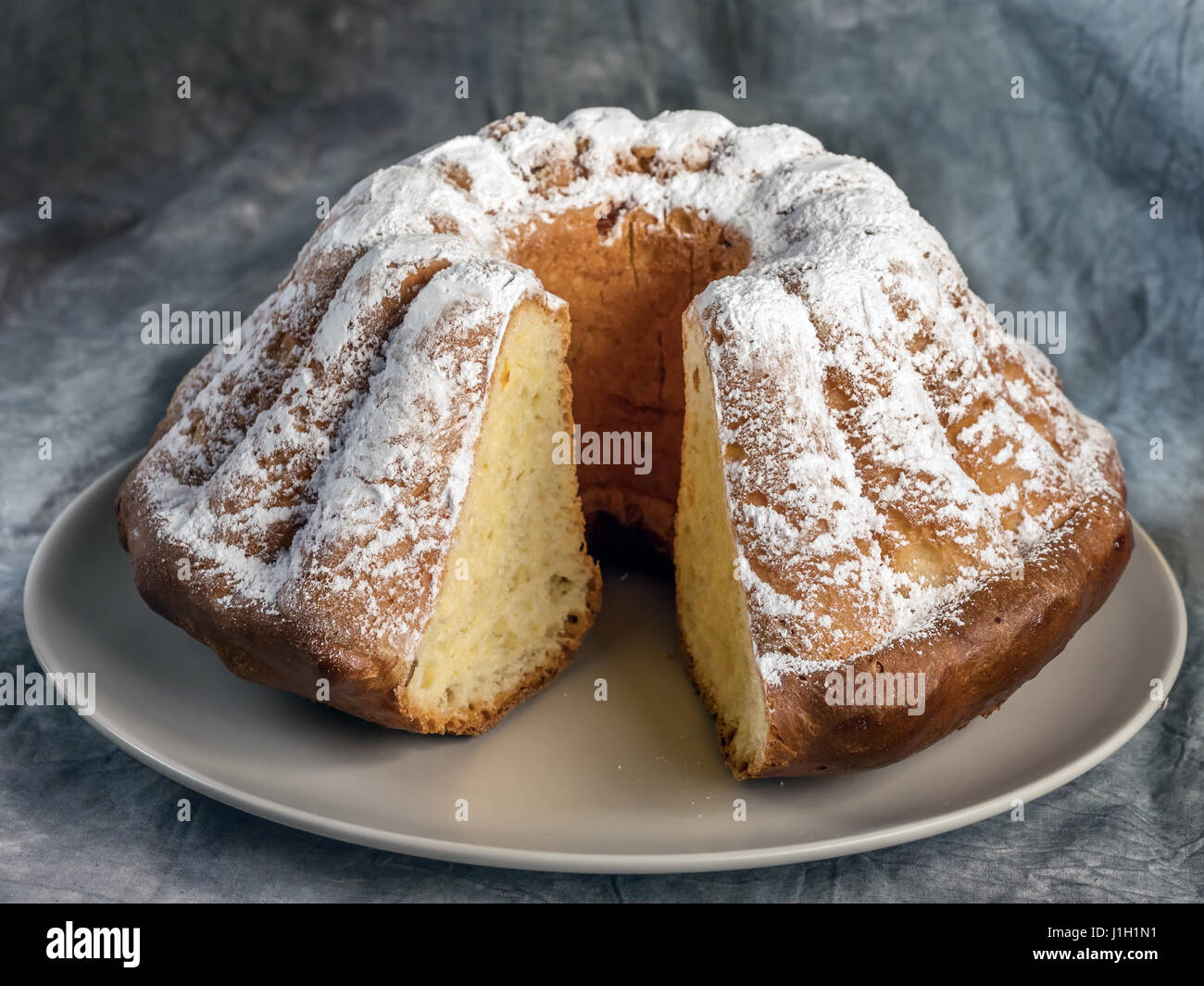 Traditionelle Osterkuchen über grauen Hintergrund Stockfoto