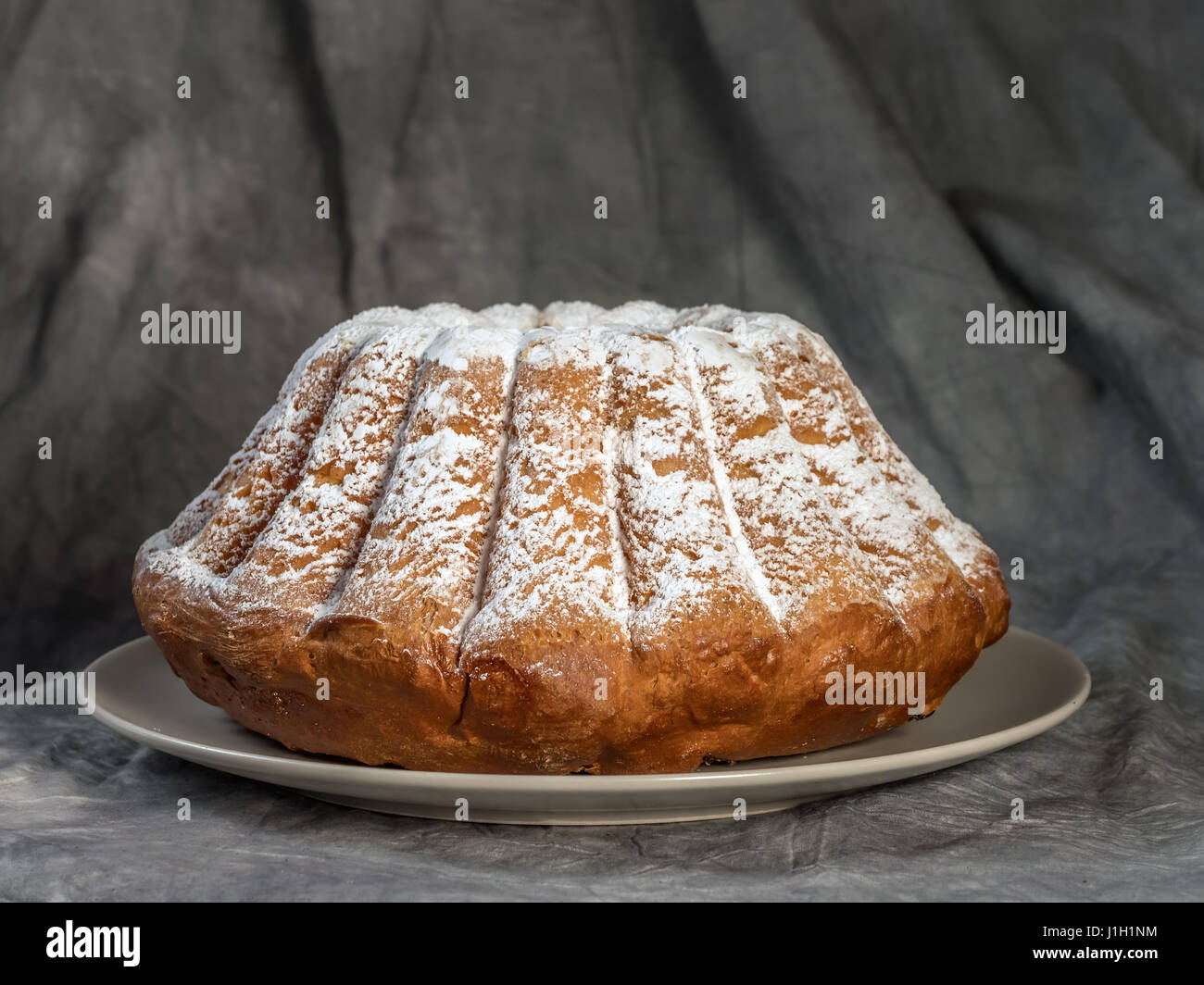 Traditionelle Osterkuchen über grauen Hintergrund Stockfoto