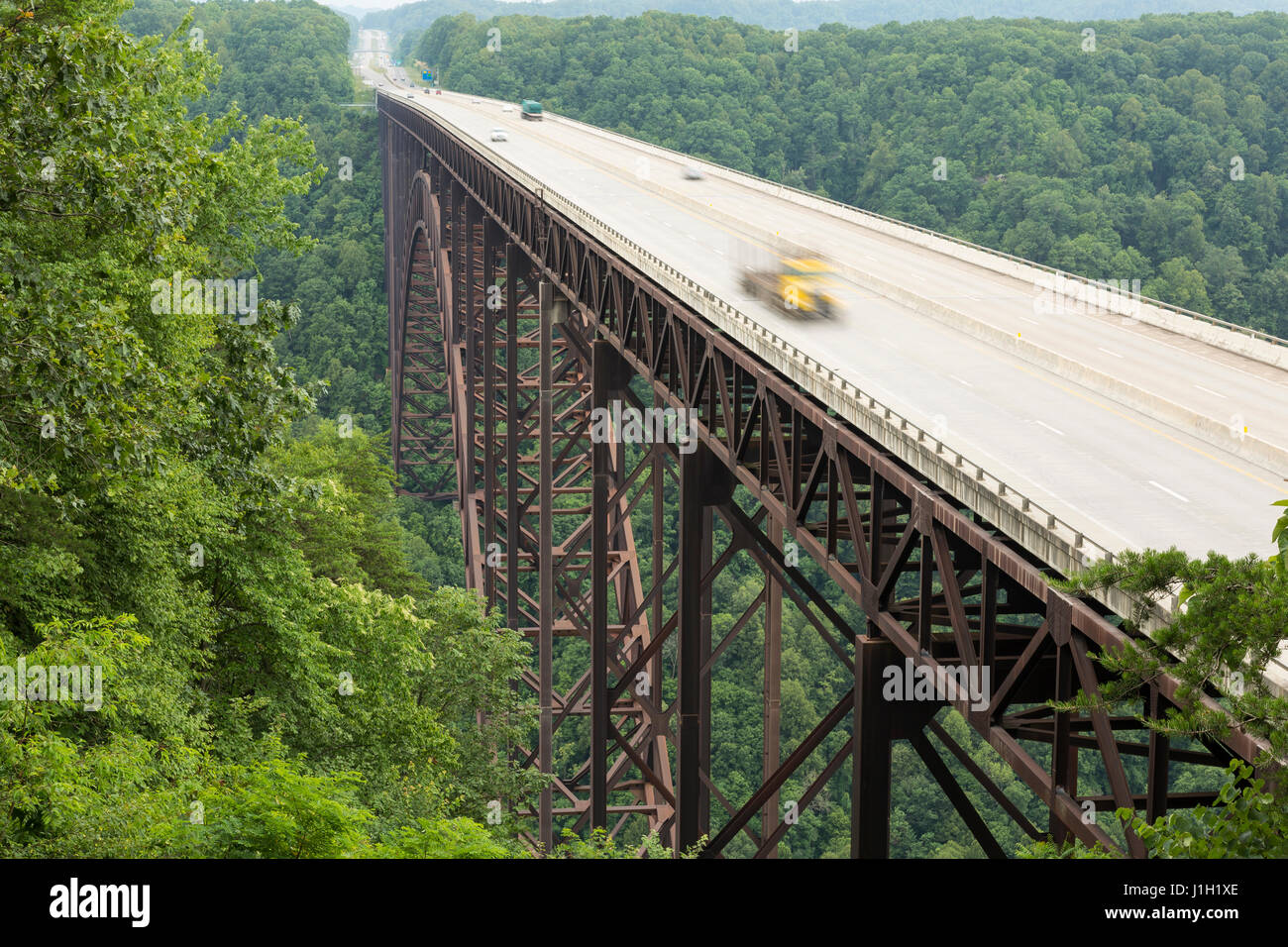 New River Gorge Bridge mit Sattelschlepper Stockfoto