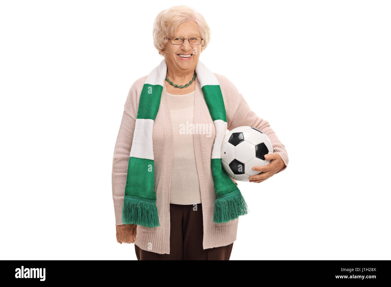 Glückliche ältere Fußball-Fan mit Schal und ein Fußball isoliert auf weißem Hintergrund Stockfoto
