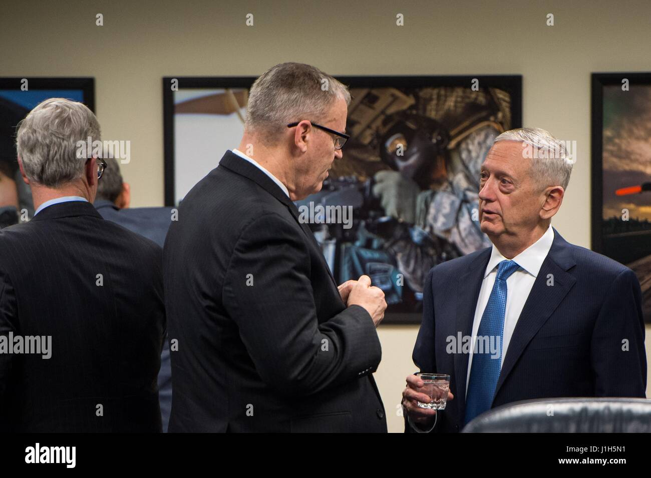 US-Verteidigungsminister James Mattis, Recht, plaudert mit der stellvertretende Verteidigungsminister Bob Arbeit bei einem Arbeitsfrühstück mit Militärdienst Häuptlingen und Kampfkommandanten im Pentagon 11. April 2017 in Washington, D.C. Stockfoto