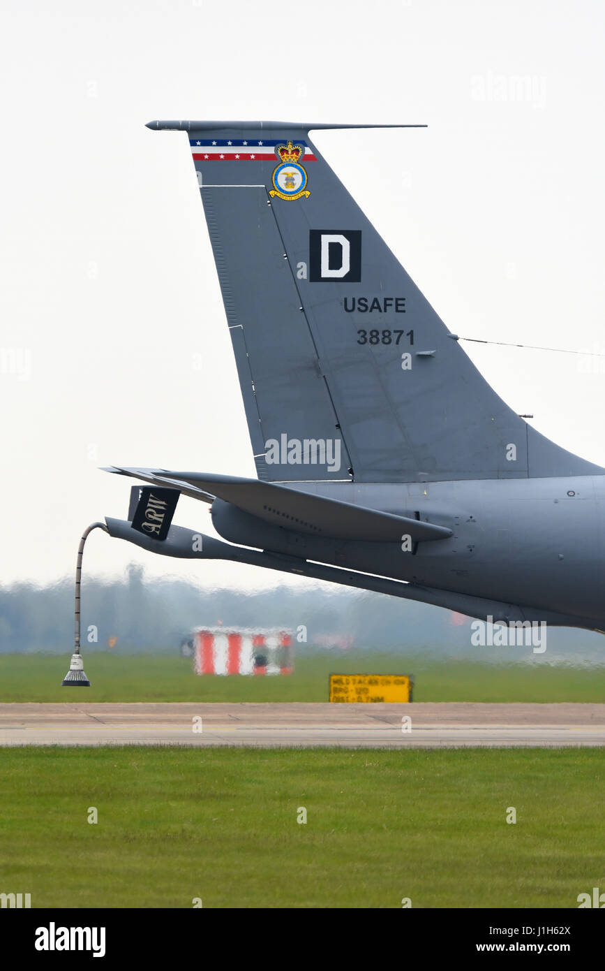 Drop. United States Air Force Boeing KC-135 Stratotanker Tankflugzeug des 100. Luftbetankungsflügels bei der RAF Mildenhall, Suffolk, Großbritannien Stockfoto
