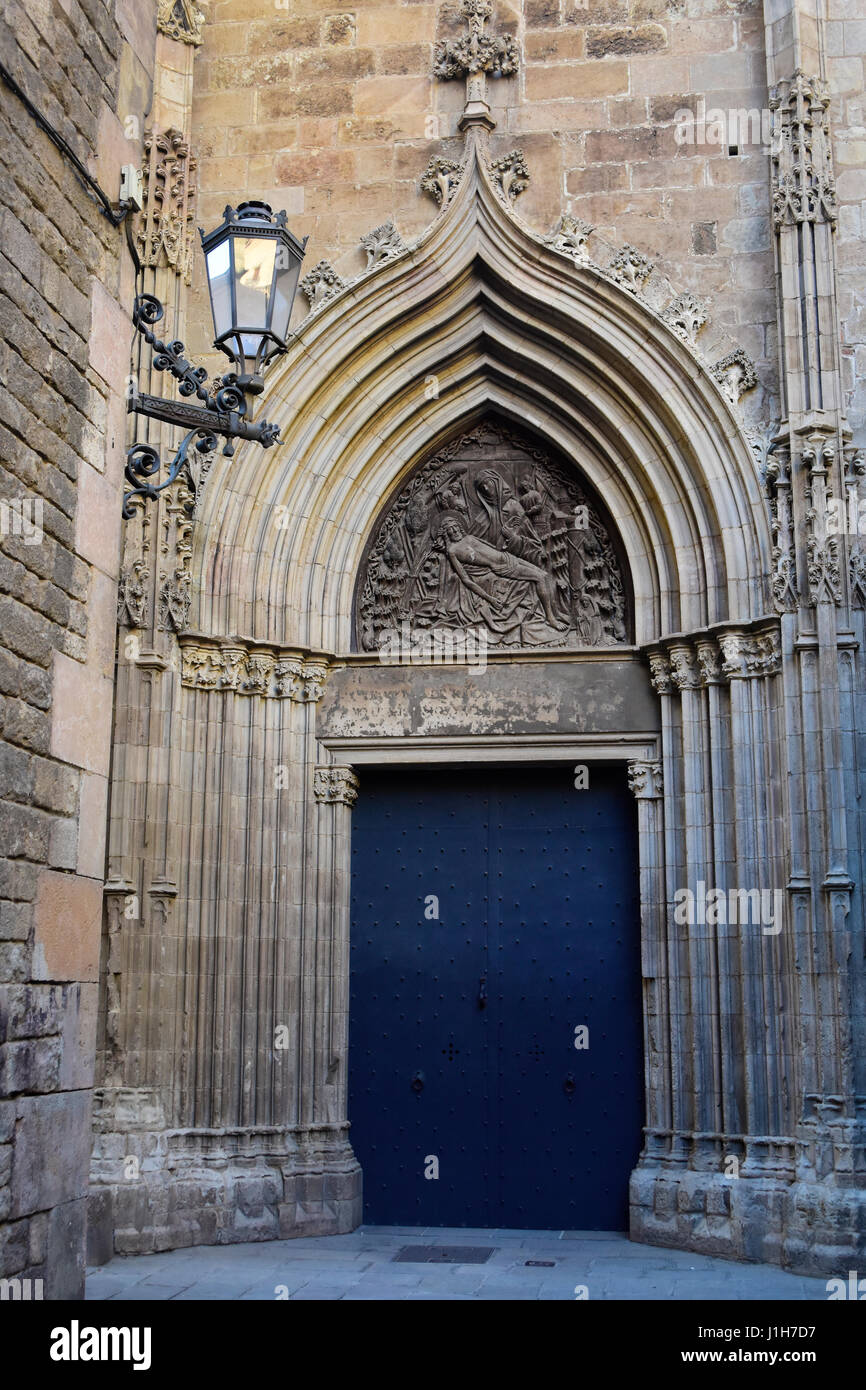 Porta De La Pietat, Pforte der Barmherzigkeit. Kathedrale der Heiligen Kreuz und Santa Eulalia, Kathedrale von Barcelona, gotische Kathedrale. Barcelona, Katalonien, Spanien. Stockfoto