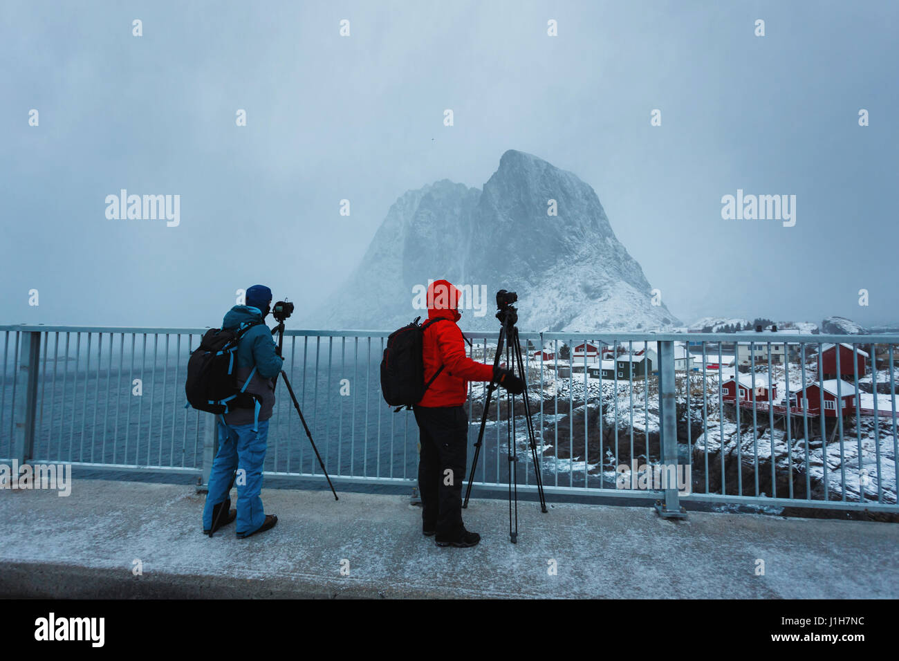 Zwei Fotografen Fotografieren von Hamnoy Dorf während der Schneesturm Stockfoto