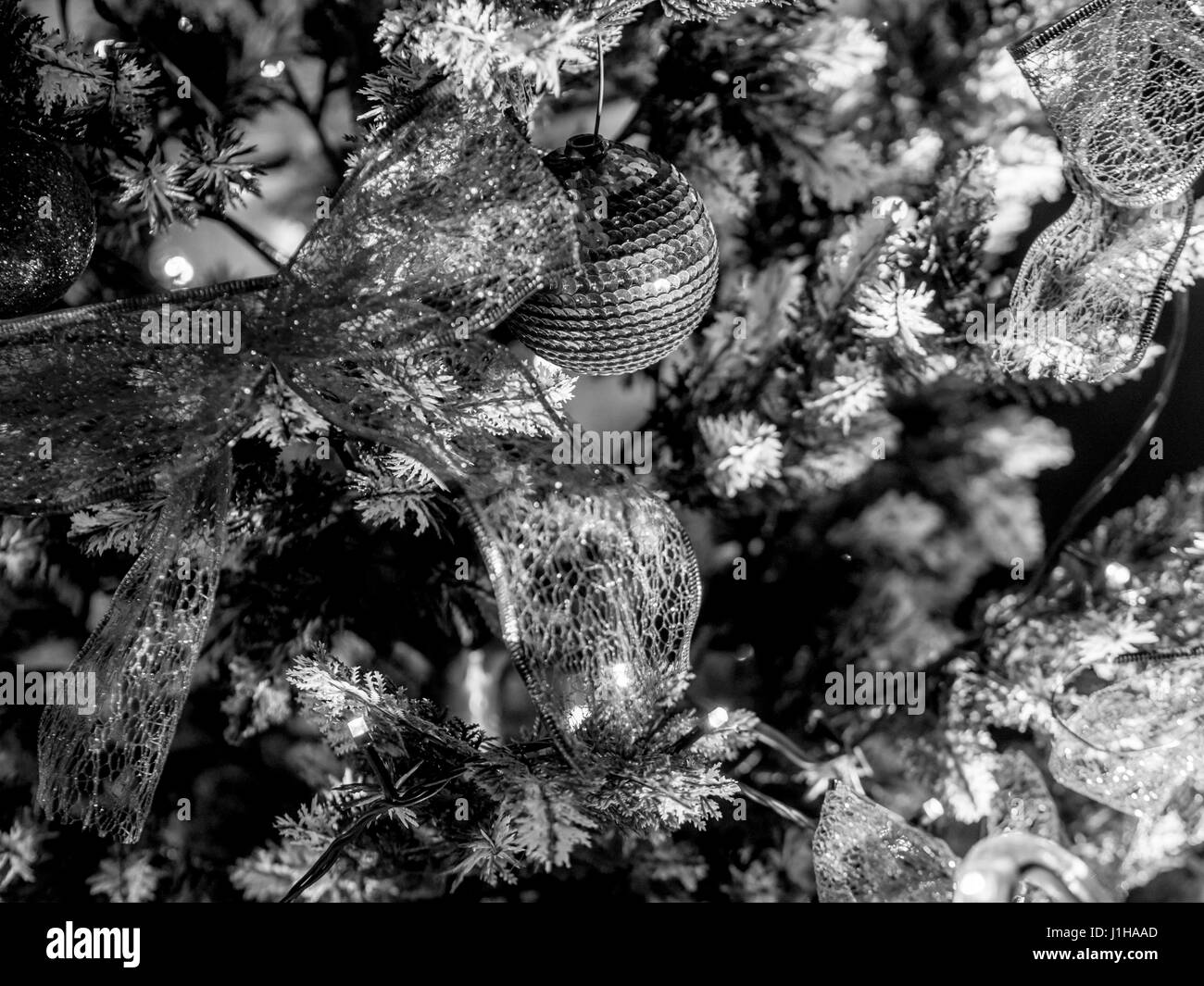 Schwarz / weiß Weihnachtsdekoration auf Baum Stockfoto