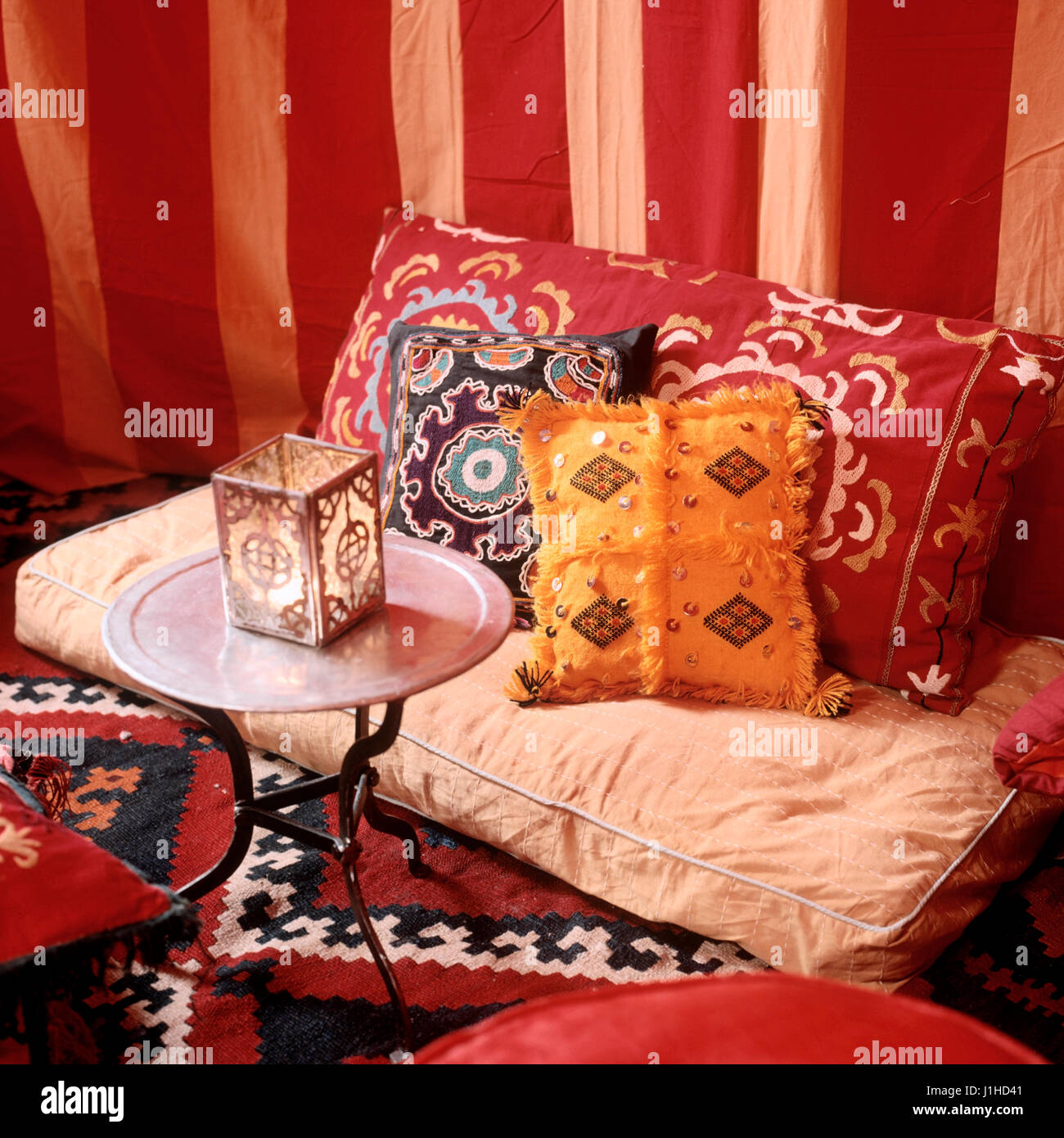Arabische Bestuhlung und Dekoration. Stockfoto
