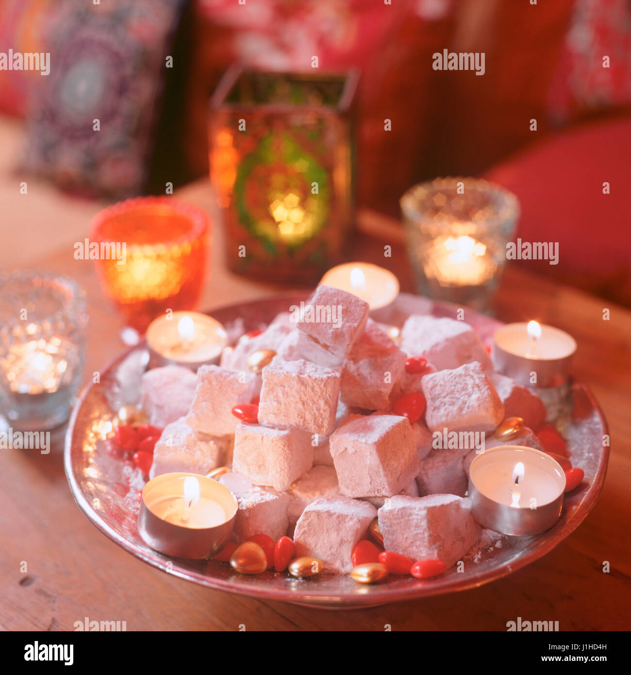 Teller mit Shisha und Kerzen. Stockfoto