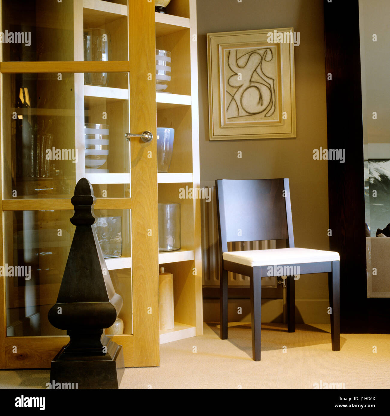 Regal von Vasen und Lehrstuhl für moderne Wohnzimmer. Stockfoto
