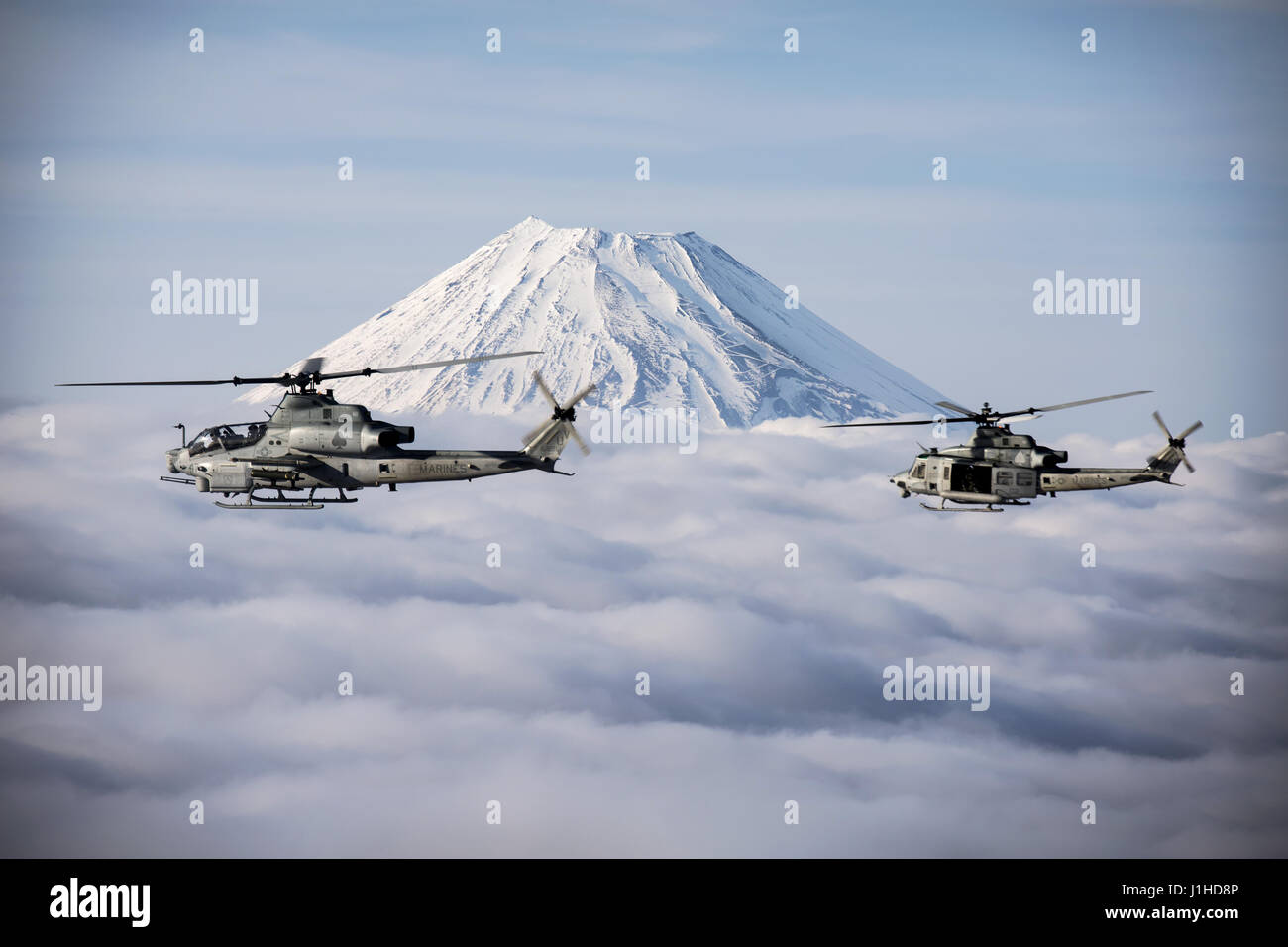 Zwei Marinekorps Hubschrauber, AH-1Z Viper als UH-1Y Venom, fliegen vorbei Mount Fuji, Shizuoka, Japan, Stockfoto