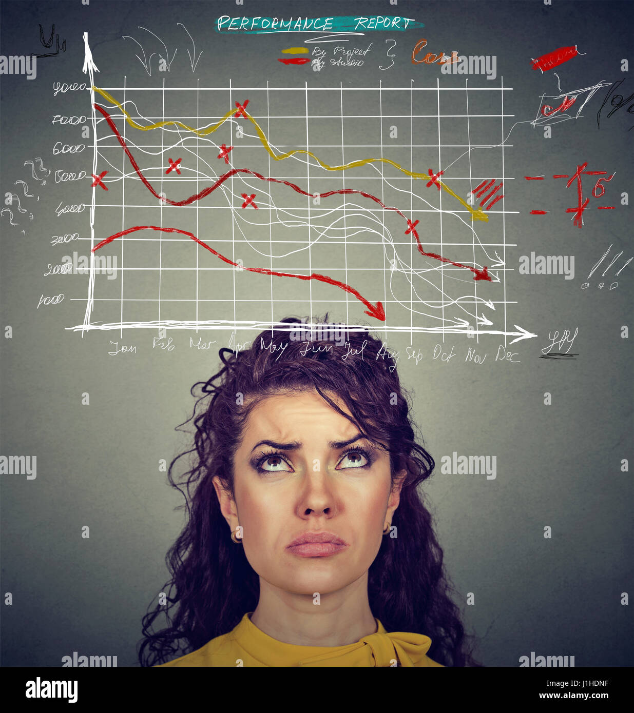 Besorgt Frau betrachten Finanz-Charts hinunter. Investment Risk-Konzept Stockfoto
