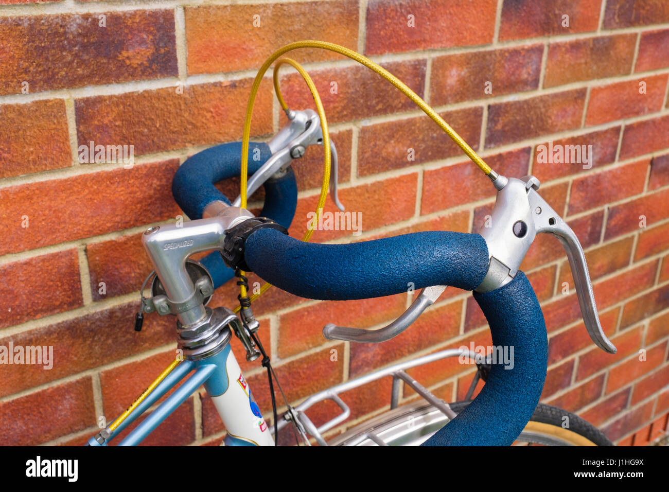 Fahrrad mit gepolsterten klassische Drop Lenker gegen eine Mauer gelehnt. UK Stockfoto