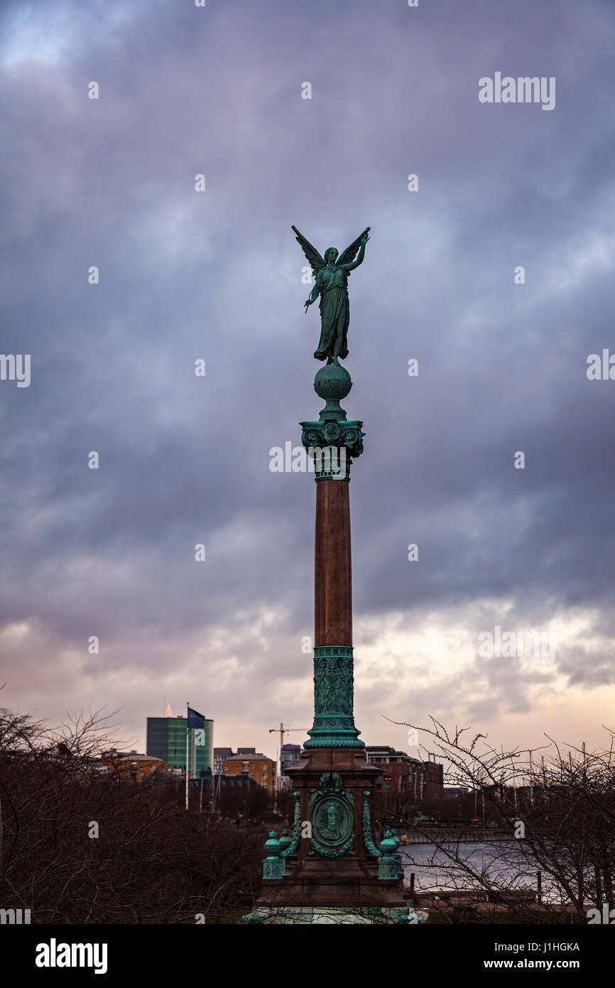 Bild von Huitfeldt Colum mit Copenhagen Skyline im Hintergrund. Stockfoto