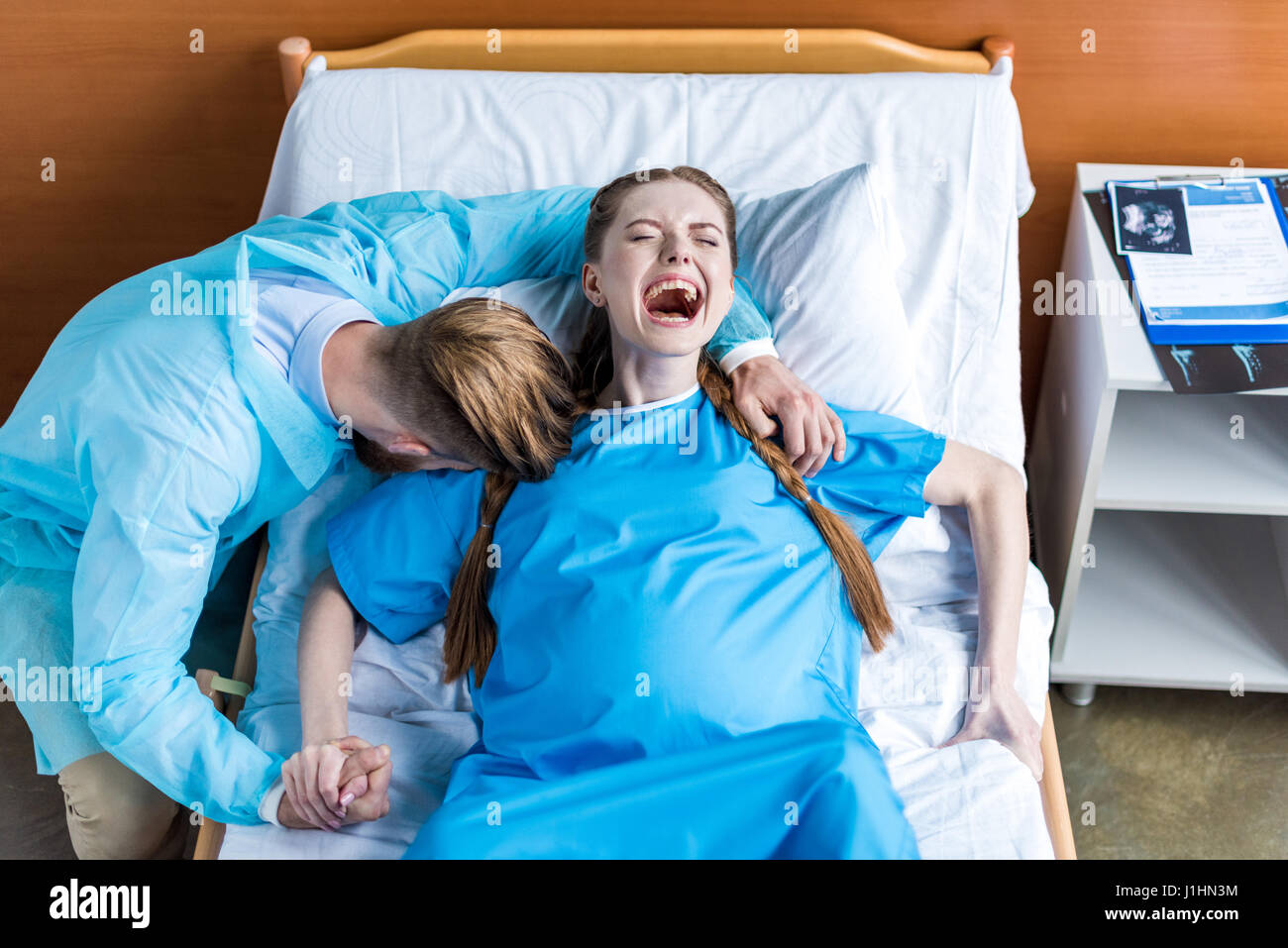 Schwangere Frau Geburt Im Krankenhaus Während Mann Umarmt Ihr Stockfotografie Alamy 