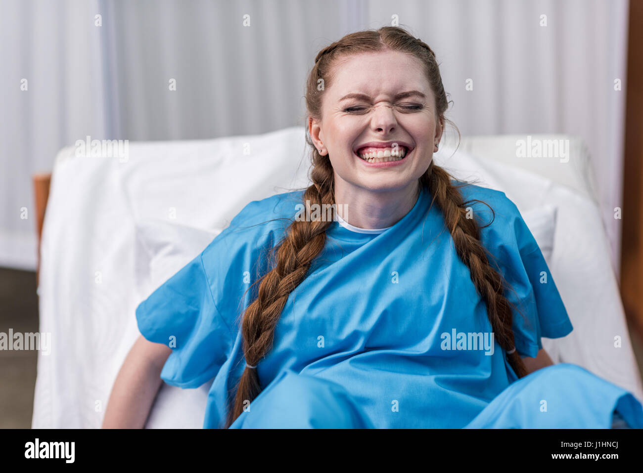 Vorderansicht der schwangeren Frau Geburt im Krankenhaus Stockfoto