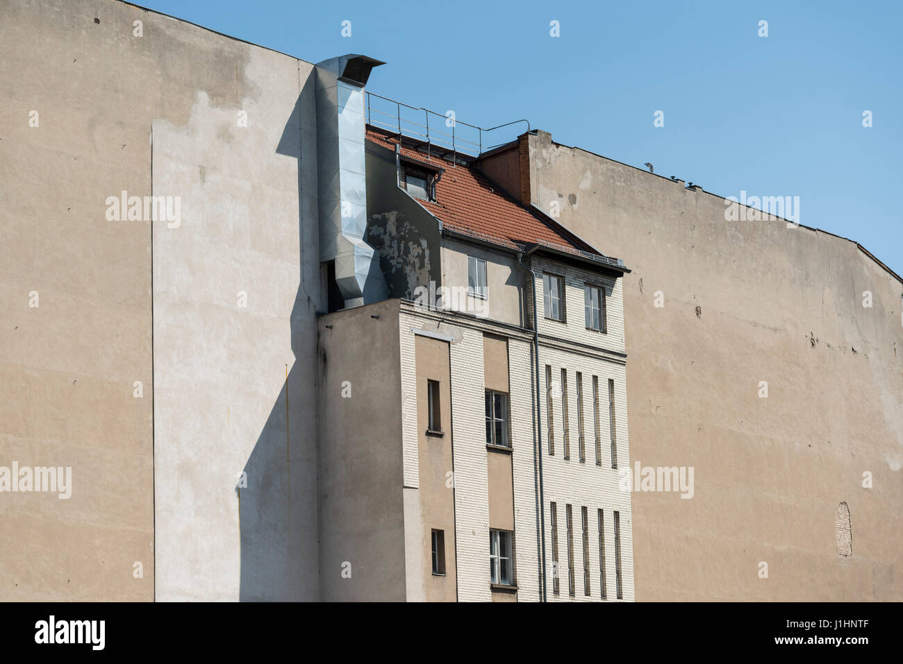 Berlin. Deutschland. Einsame Gebäude ragen aus Firewall auf Charlottenstraße, Mitte. Stockfoto
