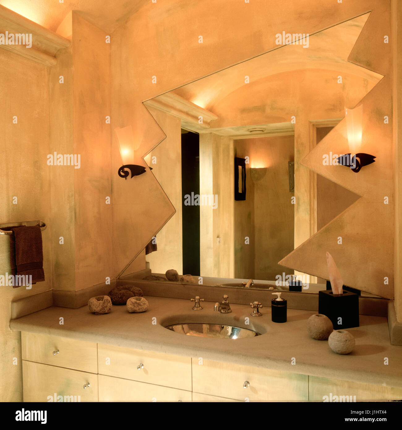 Badezimmer mit Retro-Spiegel. Stockfoto