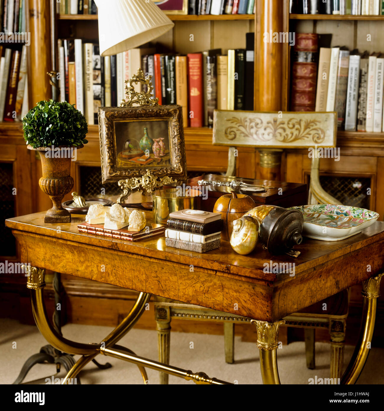 Sammlung von Antiquitäten auf Schreibtisch. Stockfoto