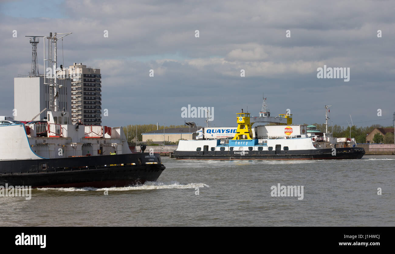 Allgemeine Ansicht der Woolwich Fähre (Ernest Bevin und James Newman) GV. Eine kostenlose Fahrzeug-Fähre über den Fluss Themse in East London, verbinden Stockfoto