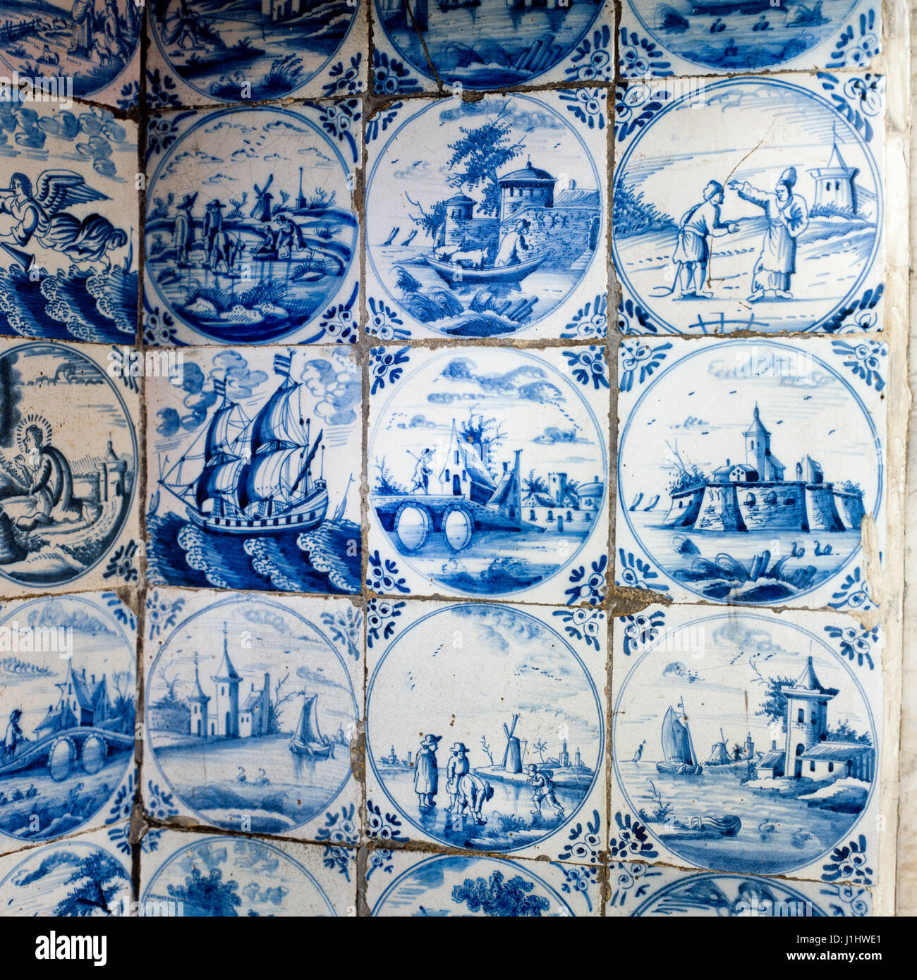 Blau und Weiß illustrierte Seefahrt Wandfliesen. Stockfoto