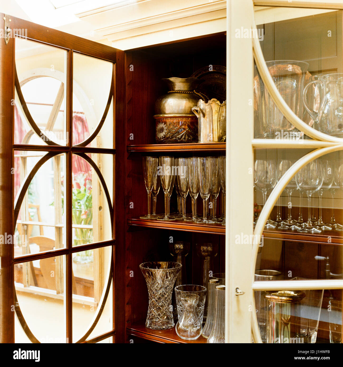 Regale von Glaswaren. Stockfoto
