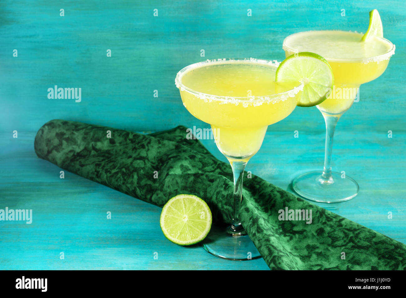 Lemon Margarita Cocktail mit Limetten und Exemplar Stockfotografie - Alamy