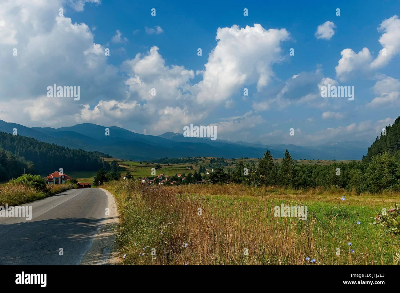Szene mit Berg, Tal und Wohnviertel von bulgarischen Dorf, Rila-Gebirge, Bulgarien Stockfoto