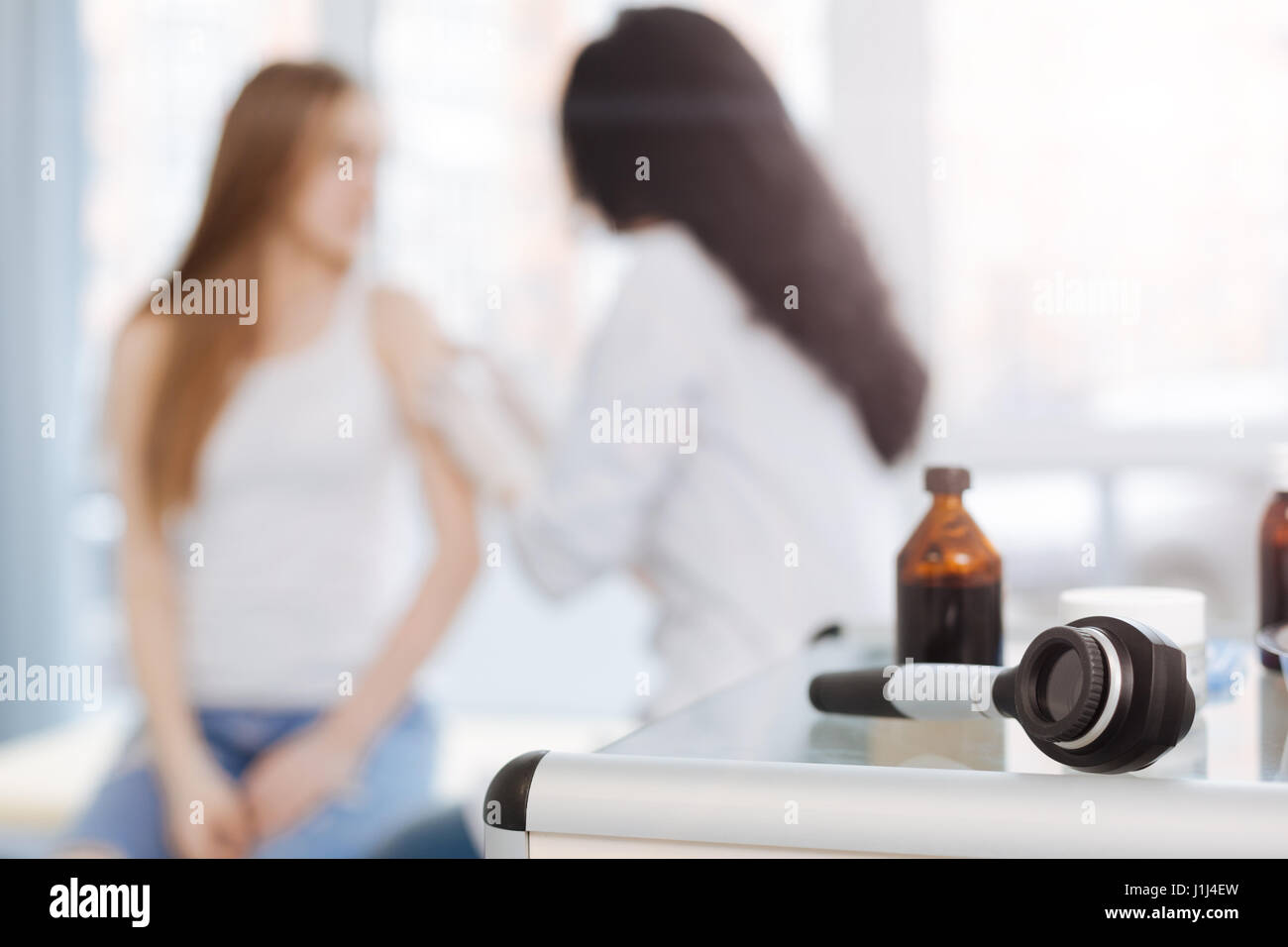 Fürsorglicher Arzt, der junge Patienten in der Klinik Stockfoto