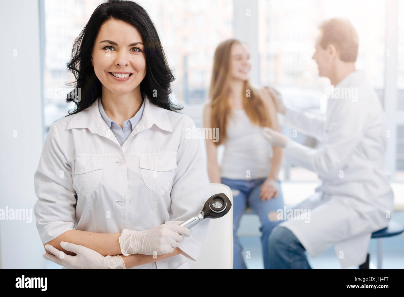 Glücklicher junger Patient mit Gespräch mit Dermatologen Krankenhaus Stockfoto