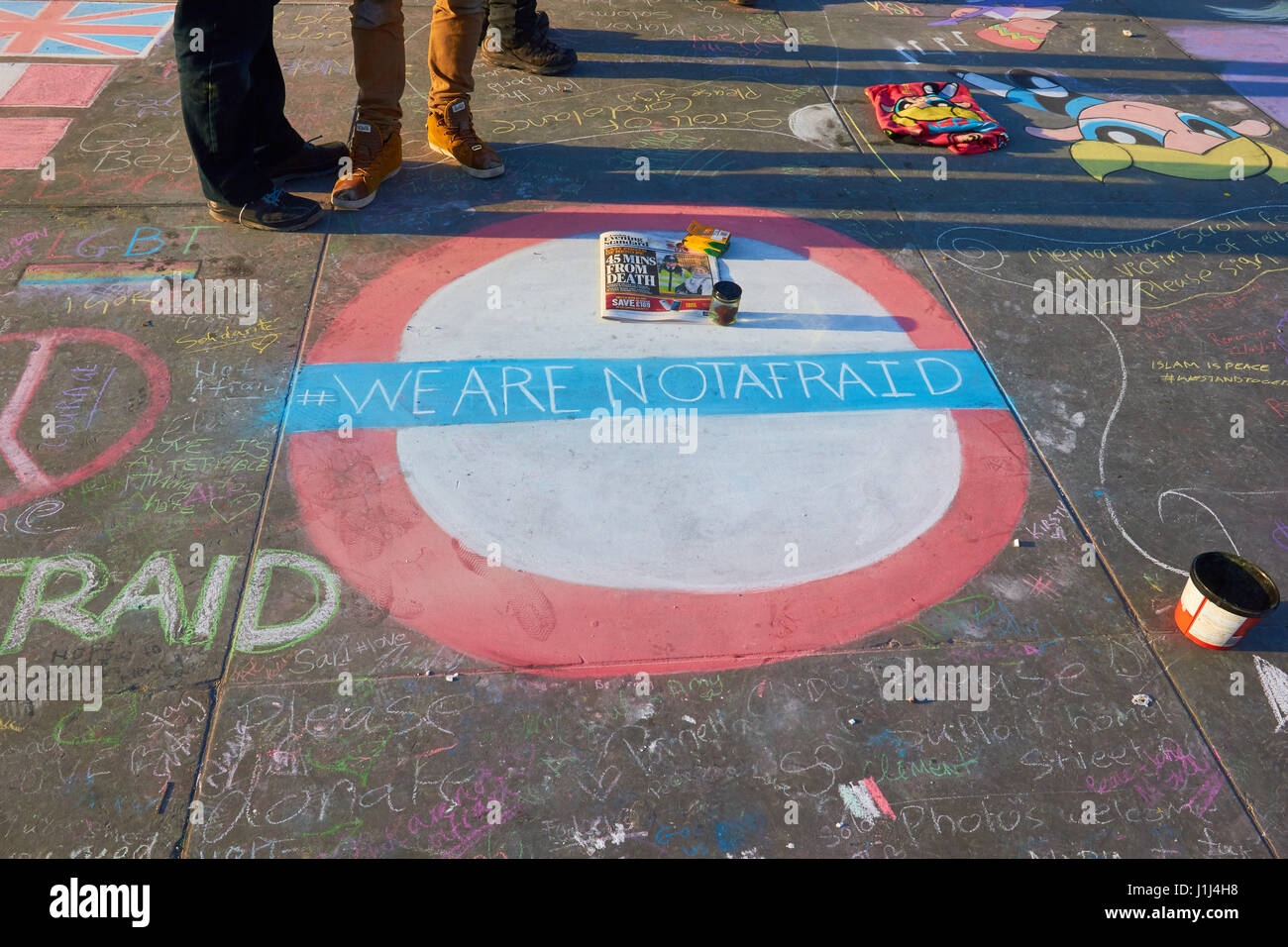 Wir sind keine Angst Pflaster Straßenkunst nach dem Westminster Terroranschlag, Trafalgar Square, London, England Stockfoto