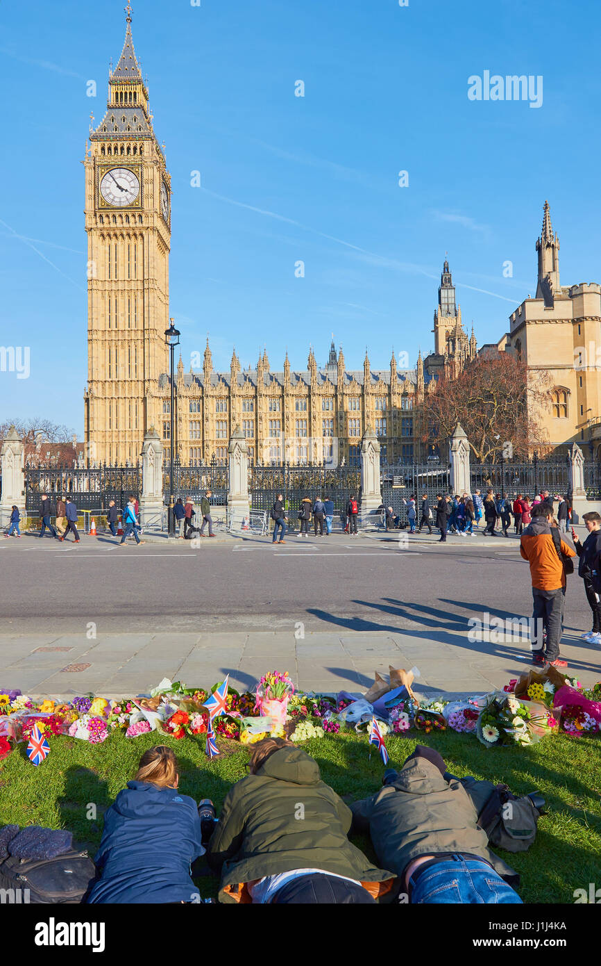 Fotografen in Parliament Square und floralen Tributues für die Opfer des Terroranschlags von Westminster, London, England Stockfoto