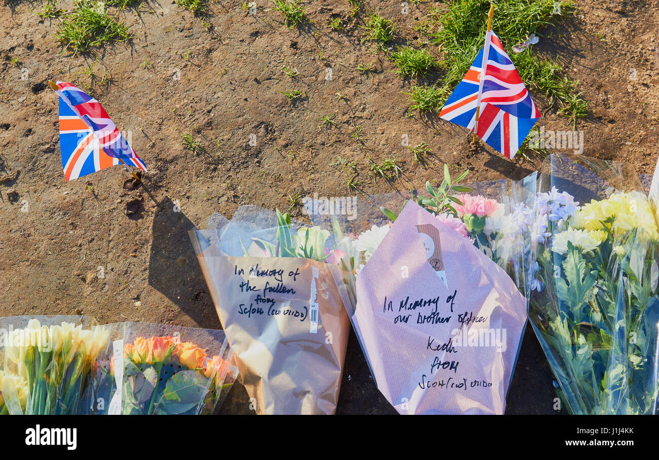 Blumen und Nachrichten für die Opfer des Westminster Terroristen angreifen, Parliament Square, London, England Stockfoto