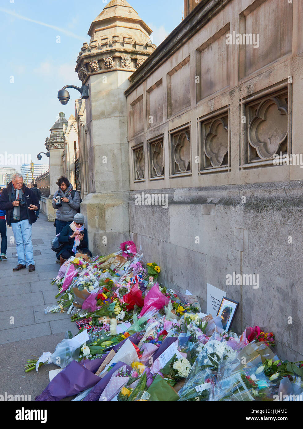 Blumen und Hommagen an die Opfer des Terroranschlags von Westminster, London, England Stockfoto