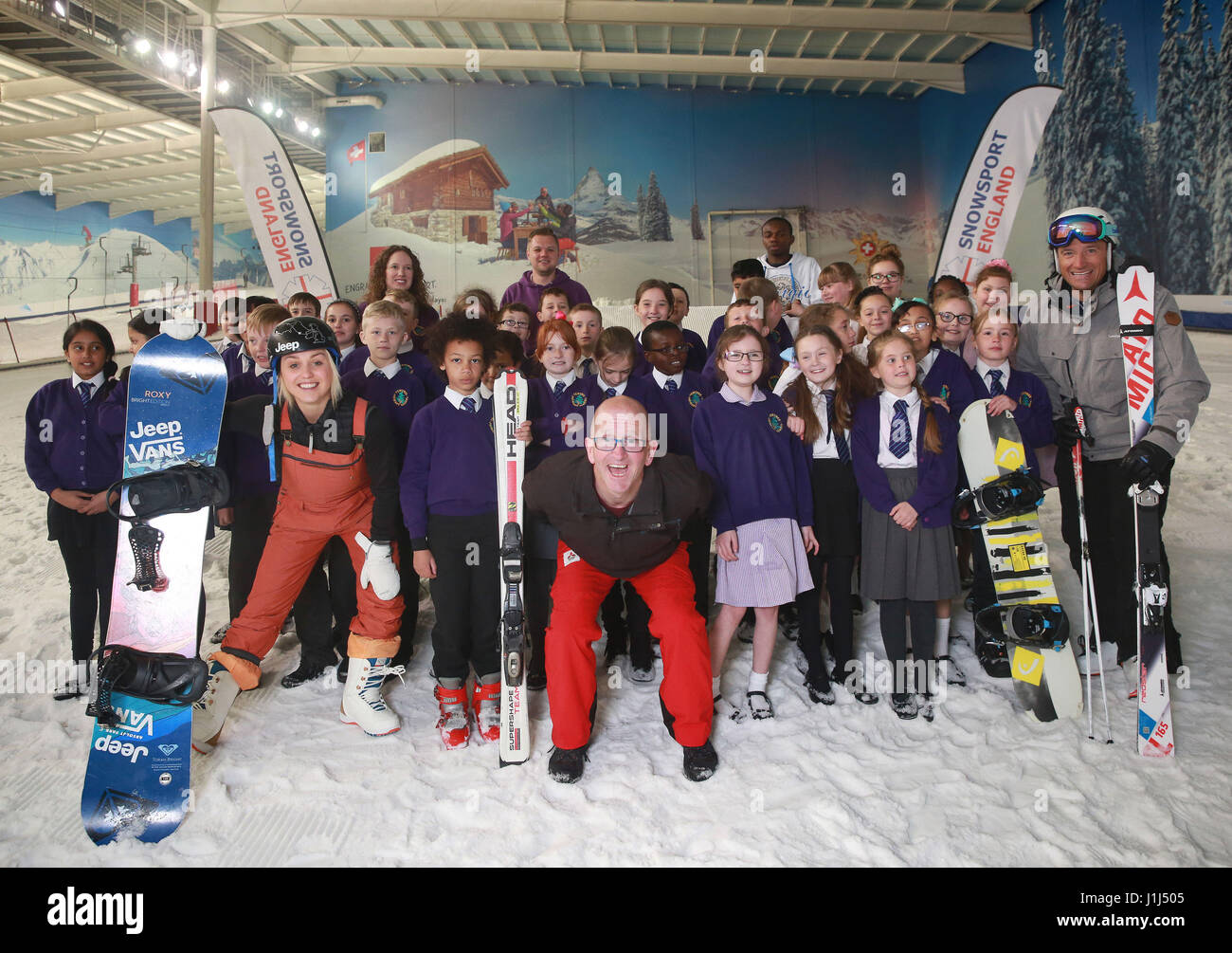 WEITERVERBREITETEN Korrektur Namen Mann ON Recht Redaktion verwenden nur (von links nach rechts) Rohr Snowboarder Aimee Fuller, Eddie "The Eagle" Edwards und Graham Bell, Join Kinder aus Yewtree Primary School in Hemel Hempstead, erleben sie Skifahren und Snowboarden zum ersten Mal als Teil der nationalen Schulen Snowsport-Woche im Schnee Centre in Hemel Hempstead, Hertfordshire. Stockfoto