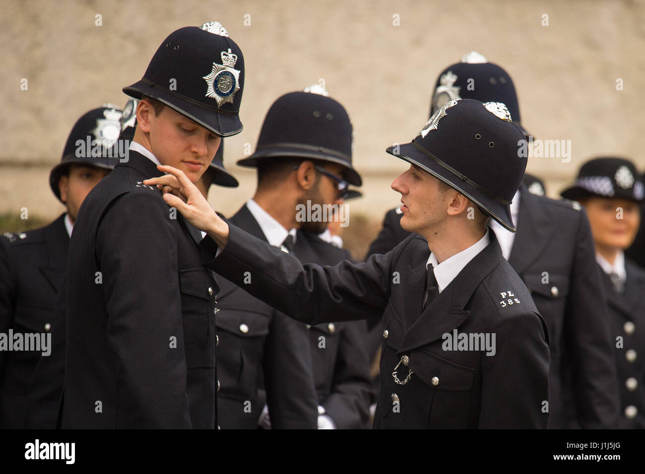 Neuen Metropolitan Police Officers überprüfen ihre Uniformen vor der Teilnahme an ihr vorbeigehen-Out Parade an der Polizeiakademie in Hendon, London. Stockfoto