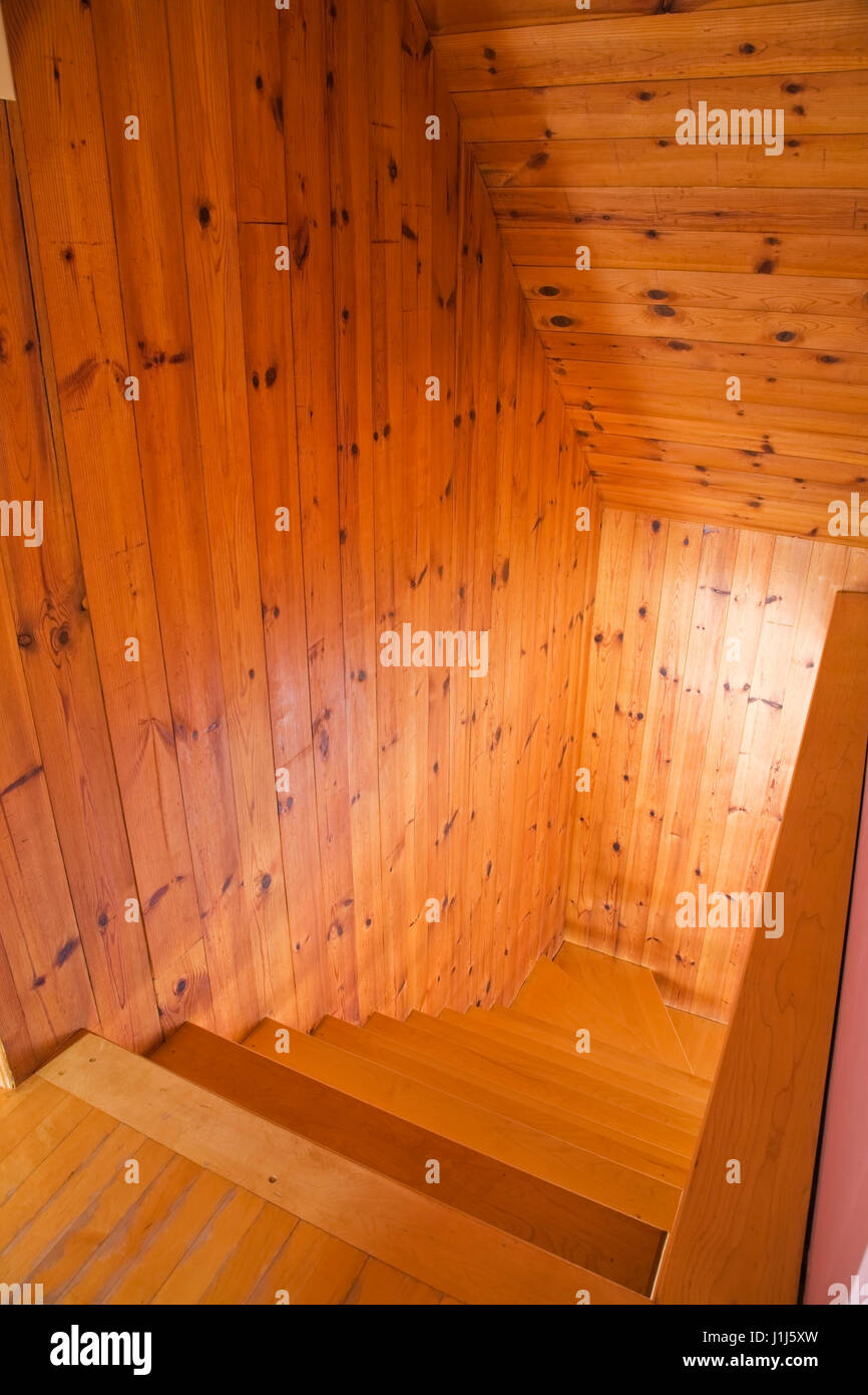 Treppe, die zu den unteren Boden in einem Wohngebiet cottage Stil rekonstruiert (1982) log home Stockfoto