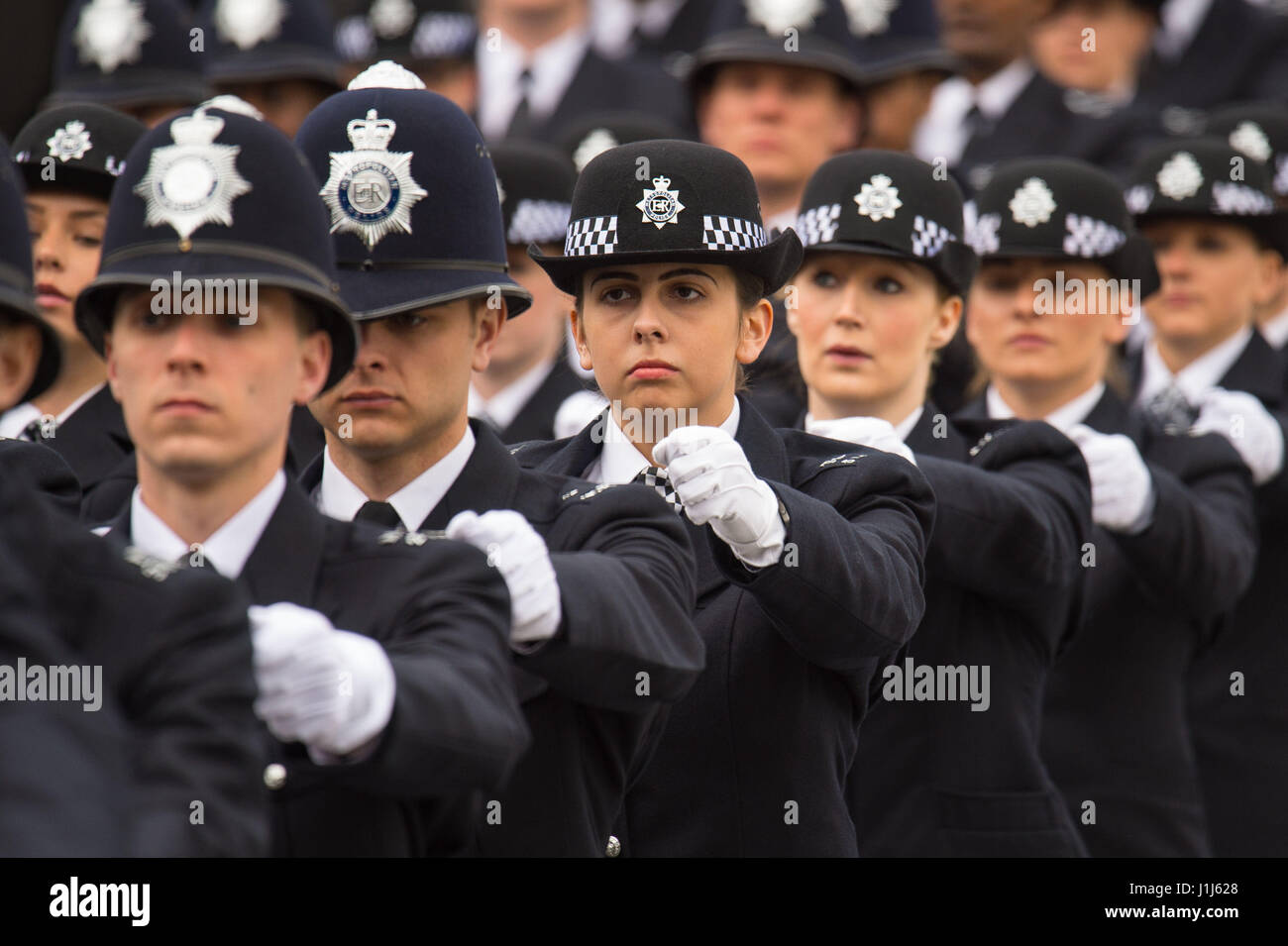 Neuen Metropolitan Polizisten während ihrer Weitergabe parade an der Polizeiakademie in Hendon, London. Stockfoto