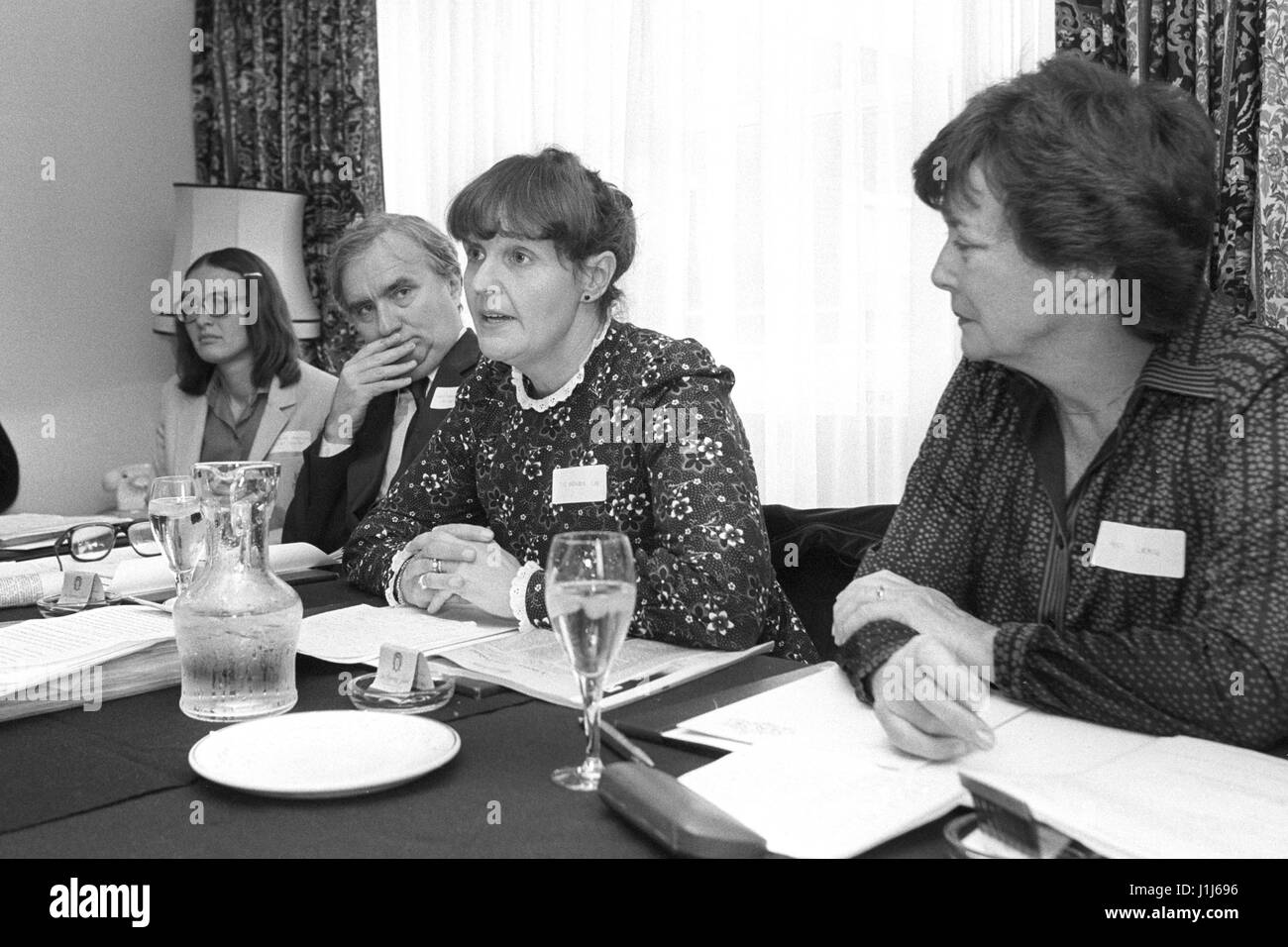 Vier der Redner auf die heutige medizinische Hilfe für Polen-Pressekonferenz im Churchill Hotel, London. (l-R) Joanna Zakrzewska, ein Arzt und Gründungsmitglied, Herr Harris von Greenwich, Mäzen und Vorsitzender des Fonds, die Baroness Cox, Leiter des Nursing Education Research Unit, Chelsea College und Mary Craig, Autor von der Mann von einem weit Land: ein Porträt von Johannes Paul II. Stockfoto