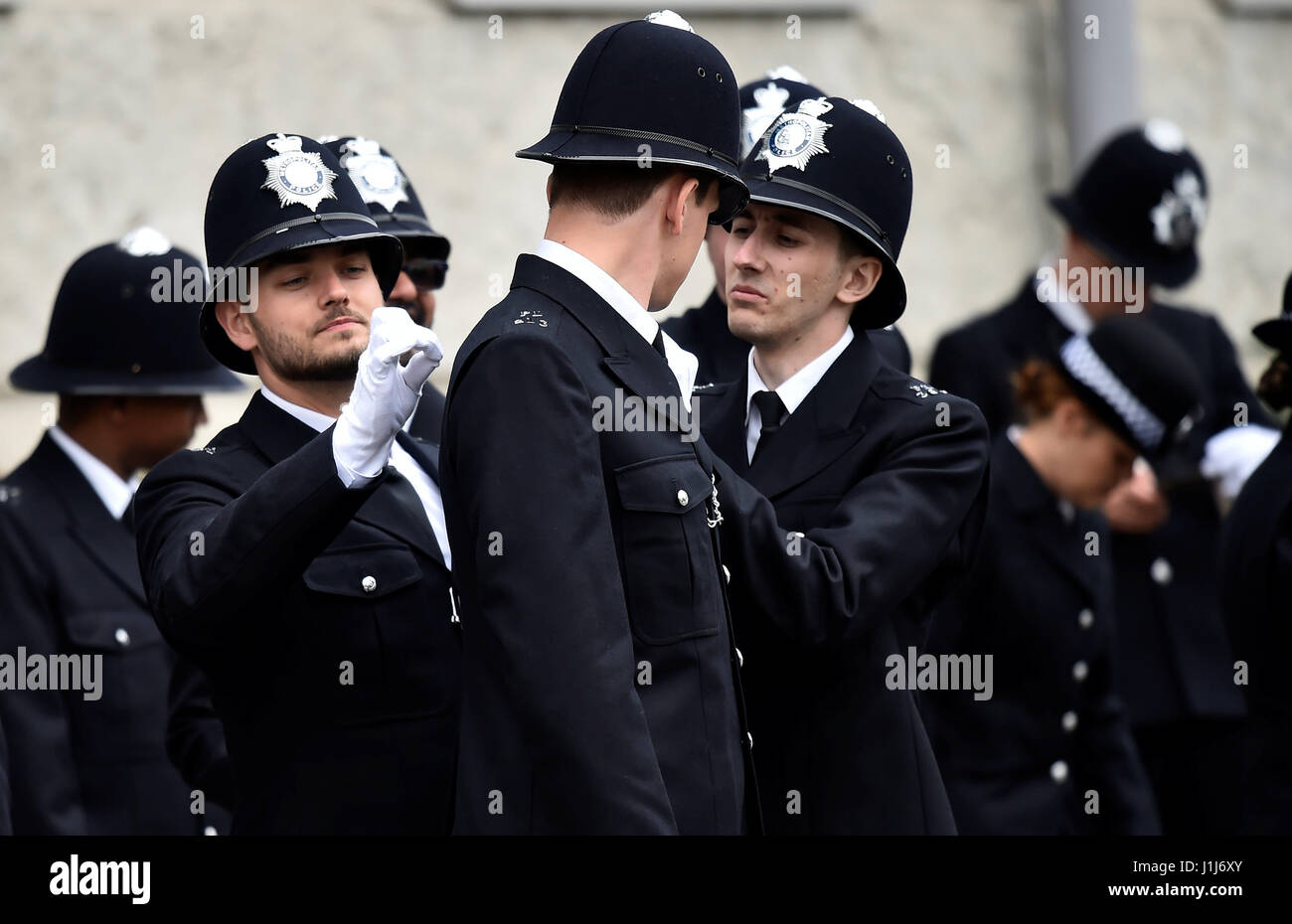 Neuen Metropolitan Police Officers darauf vorbereiten, ihre Weitergabe-Out-Parade an der Polizeiakademie in Hendon, London teilnehmen. Stockfoto