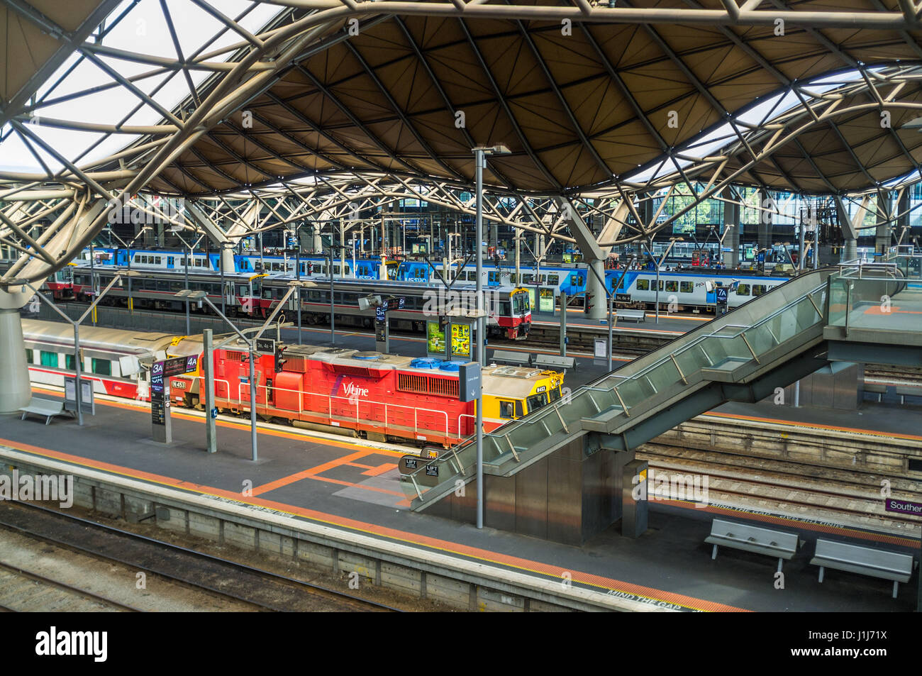 Melbourne, Australien - 1. April 2017: Plattformen im Southern Cross Railway Station in Melbourne CBD Stockfoto
