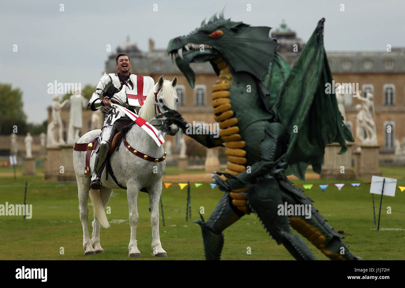 Performer ausleben der Legende von St. George und der Drache bei einem Fototermin für English Heritage bevorstehenden Str. Georges Tag Festival im Wrest Park in Bedfordshire. Stockfoto
