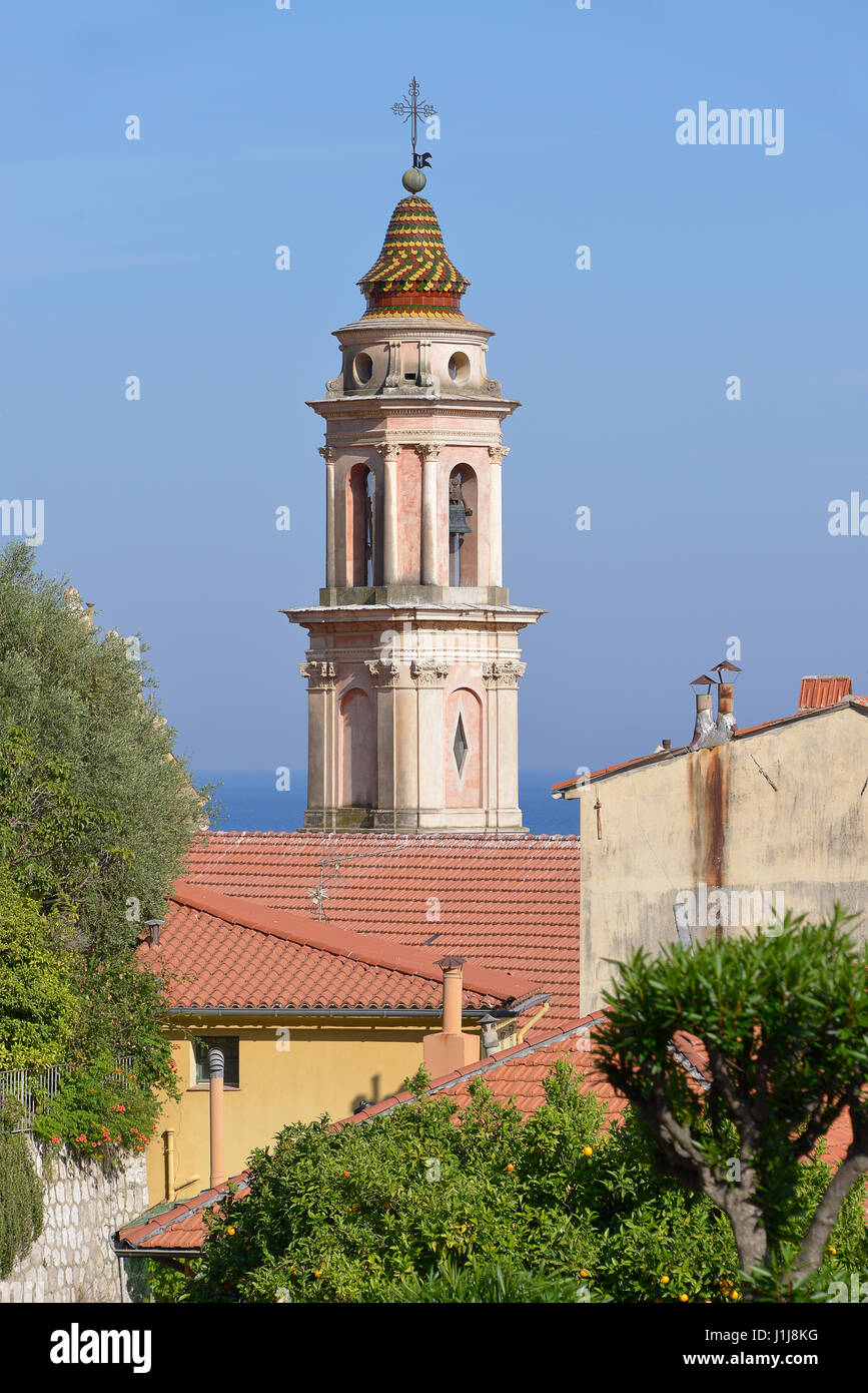 Glockenturm der barocken Basilika von Saint Michel Archange in Menton, einer Gemeinde im Département Alpes-Maritimes in der Region Provence-Alpes-Côte d ' Azur Stockfoto