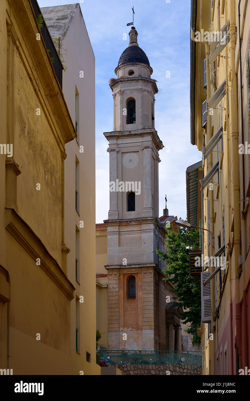 Straße und barocke Basilika von Saint Michel Archange bei Menton in Frankreich, Region Provence, Departement Alpes-Maritimes Stockfoto